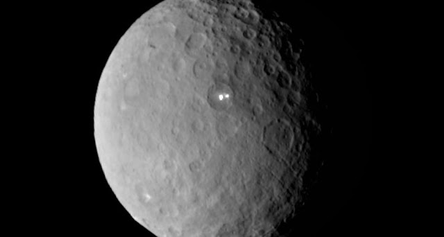 El planeta enano Ceres y sus misteriosas manchas brillantes que cambian de intensidad de manera aleatoria.