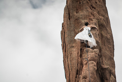 Novia practicando escalada