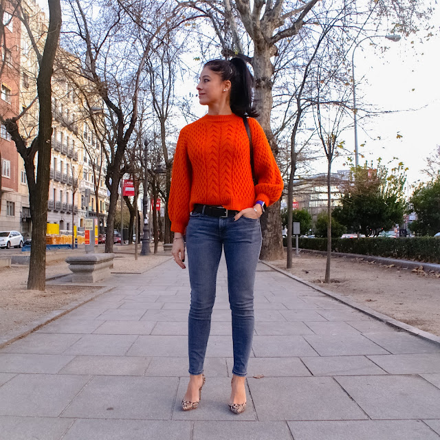 LOOK INVIERNO, Jersey naranja, vaqueros skinny, zapatos serpiente