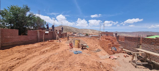 Wir haben die Arbeit mit dem Bau der neuen Kirche in Pampa Colorada – Bolivien wieder aufgenommen.