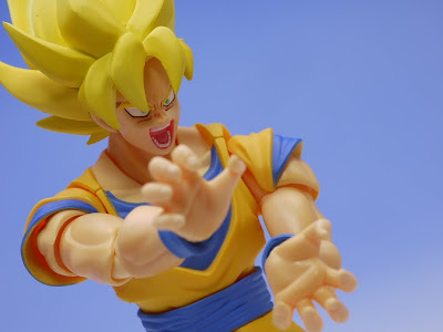 super saiyan goku kamehameha. SH FiguArts Super Saiyan Goku