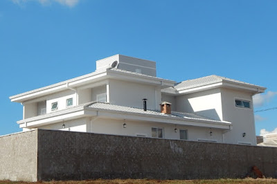 Vista dos fundos e da lateral esquerda do sobrado, ainda sem a presença de construções vizinhas. A torre da caixa de água fica no centro da casa, organizando o telhado.