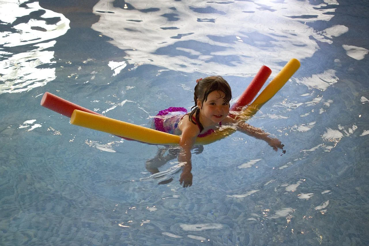 Czy warto zapisać dziecko na naukę pływania dla niemowląt?