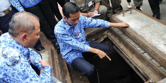 Jokowi, pejabat yang rela masuk gorong-gorong