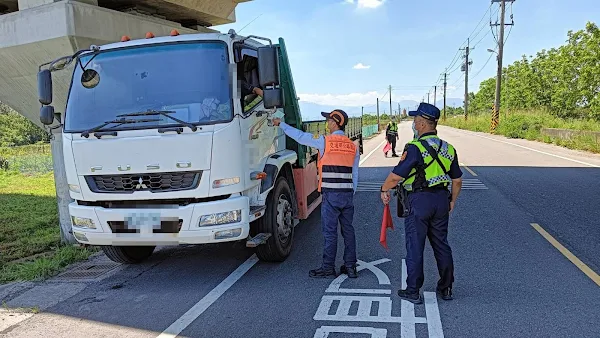 ▲彰化縣警察局與交通部公路總局臺中區監理所彰化監理站執行聯合稽查。（彰化監理站提供）