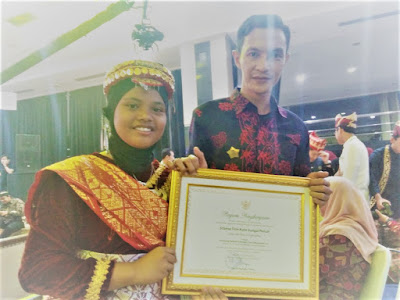 Penghargaan Pemenang Harapan III Film Pendek Dokumenter Anak dan Remaja Tingkat Nasional 2018: Murid SDN 001/XI Kelurahan Pasar Sungai Penuh Tiara Novaldi (kiri) dan Guru Pendamping Mashindra Prisma Saputra (kanan)