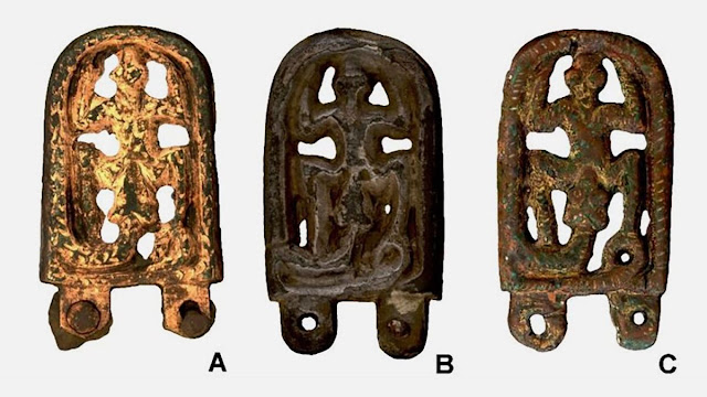 Οι αρχαιολόγοι θεώρησαν ότι η χάλκινη πόρπη από το Lány στην Τσεχία (Α) ήταν μοναδική, αλλά έκτοτε έμαθαν ότι τουλάχιστον άλλες τρεις έχουν βρεθεί, μεταξύ των οποίων στην Ουγγαρία (Β) και στη νότια Γερμανία (Γ). [Credit: MU Faculty of Arts]