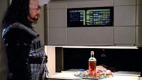 Un Klingon usando un replicador de Star Trek