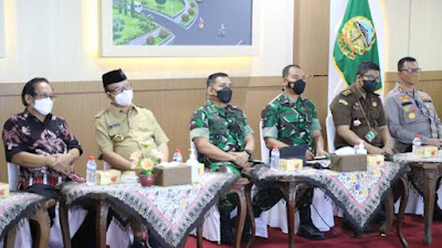 Danrem 071/Wijayakusuma dan Forkopimda Banyumas Ikuti Vicon dengan Presiden RI