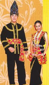 Nama Pakaian Tradisional Iban / KEPELBAGAIAN BUDAYA PEMAKAIAN DI MALAYSIA: PAKAIAN ... / Pakaian tradisional lelaki iban terbahagi kepada dua iaitu kain sirat dan dandong.