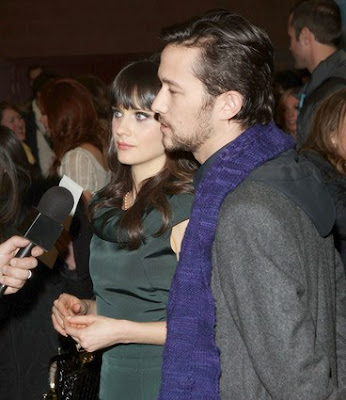 Joseph Gordon-Levitt and Zooey Deschanel