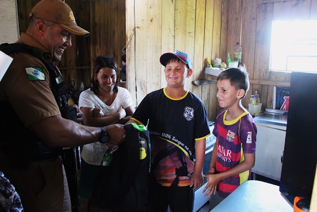 Policiais militares doam material escolar para crianças em Guaratuba