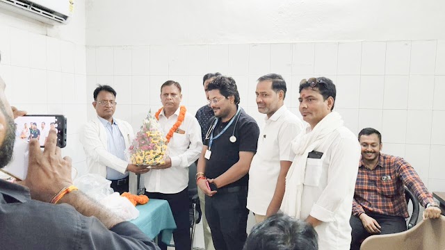 बलिया : सेवानिवृत्त वरिष्ठ लैब तकनीशियन श्री रणजीत यादव के सम्मान में विदाई समारोह