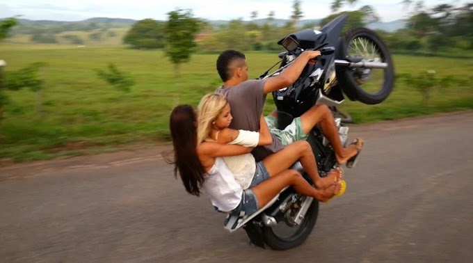 Mulher cai da garupa de moto que estava “empinando”. Veja ao vídeo do acidente! É CHOCANTE!