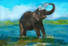 elefante aspergindo água com a tromba