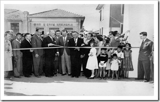1952 - Abertura da 1a. Festa do morango. o prefeito de suzano o Sr. Abdo Rachid inaugura a festa - Acervo Dipmaac
