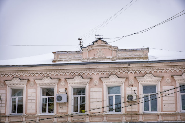 Второй этаж старого здания с декором