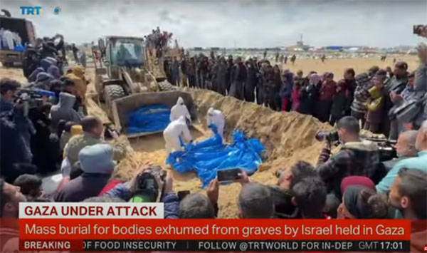 MASAL : Buldozer dibantu tenaga teknis memakamkan jenasah jenasah di daerah pemakaman masal di Gaza.  DIsaksikan para pengungsi. Sumber foto dari Halanan Youtube TRT World