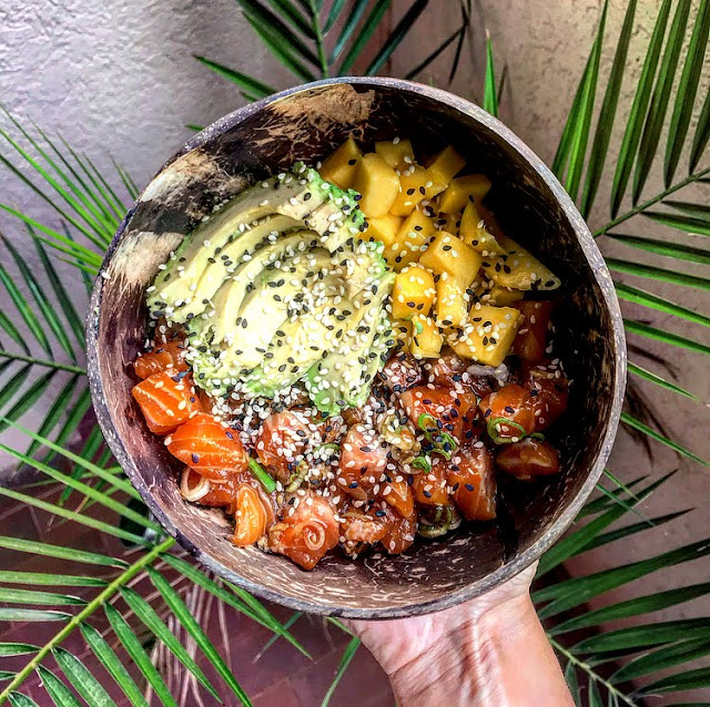 Poke bowl healthy saumon avocat mangue Charlotte and cooking