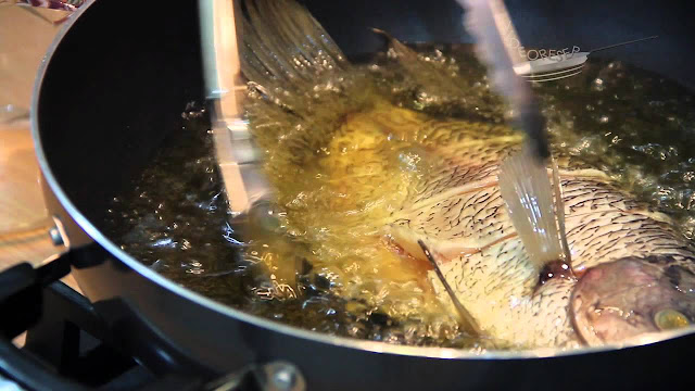 4 Tips Jitu Menggoreng  Ikan  Agar Minyak Tidak Meletup