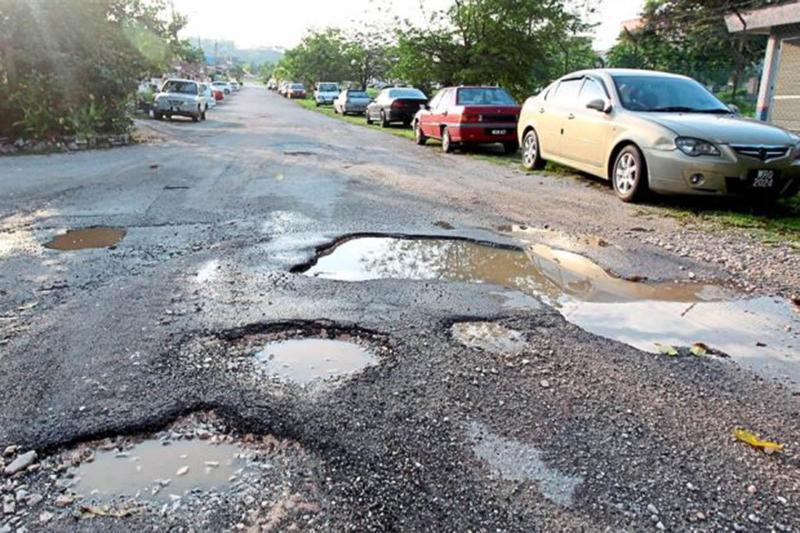 Muak dengan jalan berlubang dan bonggol jalan