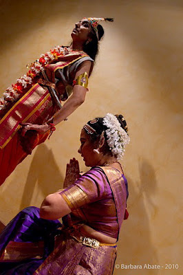 BIBLIOTECA INDOLOGICA BHAKTIVEDANTA DI ROMA "Bhamakalapam"  Danza: Marzia Colitti, Bharathi Avireddy e Marialuisa Sales  Foto: Barbara Abate, 2010