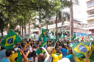 A Avenida Anchieta tomada por manifestantes defendendo o Brasil.