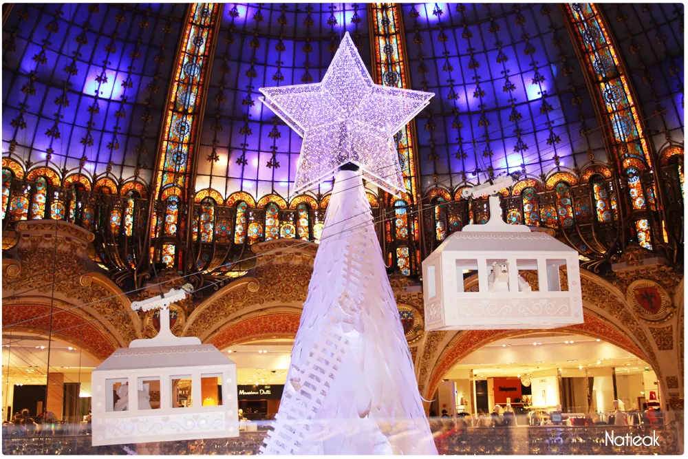 Le sapin en papier de Lorenzo Papace aux Galeries Lafayettes