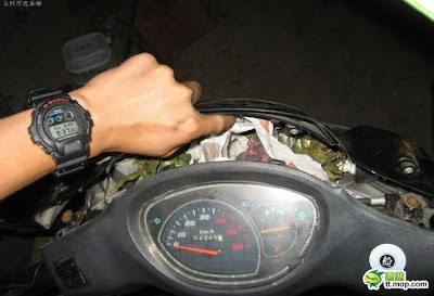 [Image: surprise_inside_motorbike_02.jpg]