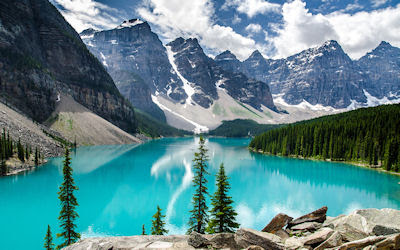 Una imagen dice más que mil palabras... Paisaje de las montañas nevadas y el lago de agua azul turquesa