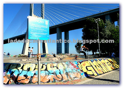 Imagem da pista de skate próximo à Ponte Vasco da Gama, Lisboa