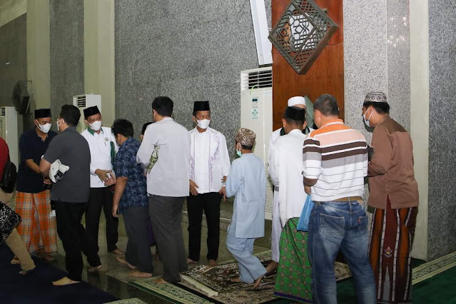 Rudi Salat Tarawih di Masjid Agung Batam