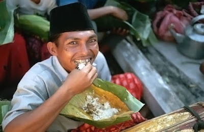 Kebanyakan orang Indonesia makan dan melakukan sesuatu dengan tangan kanan. 