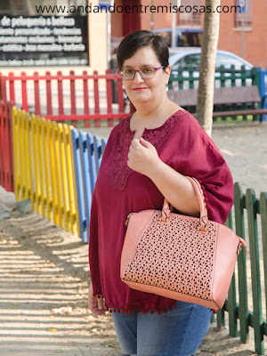 Bolso troquelado en color coral