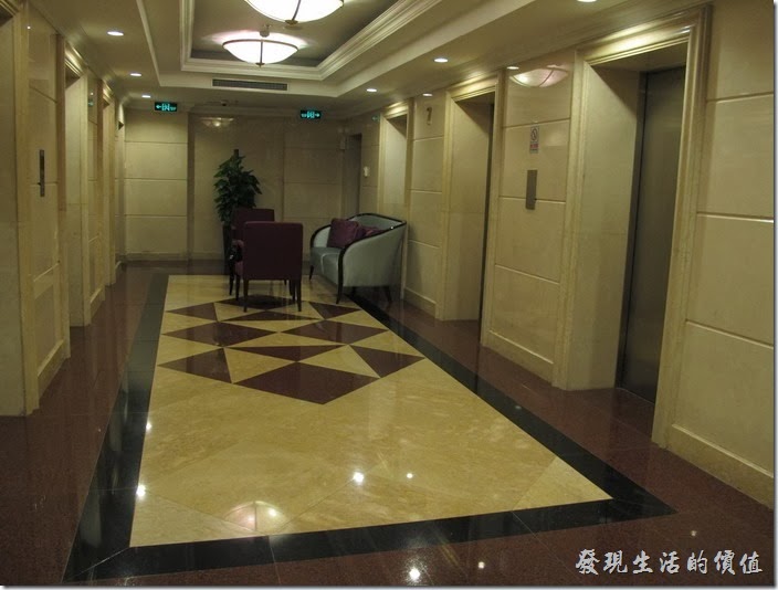 上海-齊魯萬怡大酒店。客房樓層的電梯，客房其實作成一個圓圈，電梯放在中間，但是電梯處只有一個出入口，所以第一次繞了一大圈才回到坐電梯的地方。客房樓層的電梯，客房其實作成一個圓圈，電梯放在中間，但是電梯處只有一個出入口，所以第一次繞了一大圈才回到坐電梯的地方。