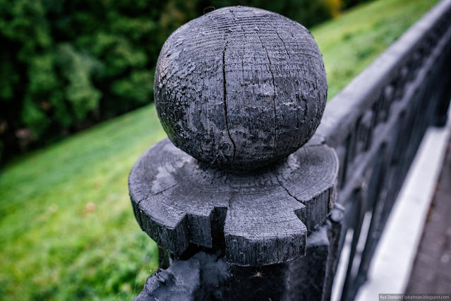 Деревянный шар на деревянной подложке как навершие на заборе