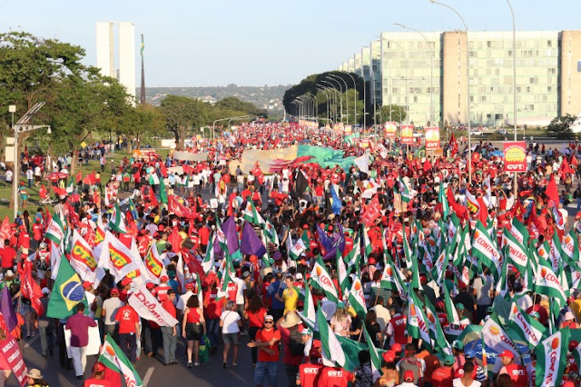 Em 2016 as mesmas forças políticas e o mesmo empresariado (os do pato de borracha à frente), com os oligopolizados meios de comunicação tentam reeditar o ataque à democracia. Não podem, contudo, contar com as Forças Armadas e com a hierarquia católica. Socorrem-se em alguns setores de classe-média tangidos pela imprensa, aproveitam-se que beócios dirigem a OAB e ressuscitam o ideário liberal (liberdade imprensa, de expressão, de manifestação) para atacar os direitos políticos, que implica respeito aos mandatos, e os direitos sociais. Seu objetivo é a precarização dos direitos trabalhistas e a redução dos custos com salários e vencimentos.