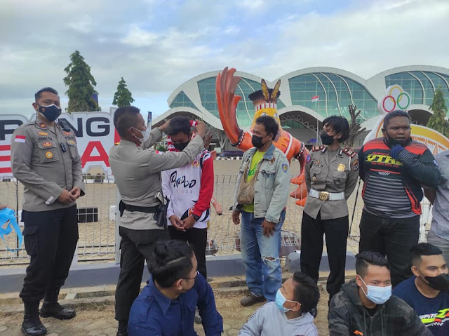 Untung Sangaji  Apresiasi Atlit Motorcroos asal Merauke yang Ikut PON XX 2021.lelemuku.com.jpg