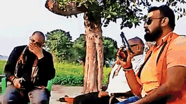 ghazipur-news-history-sheeter-pulled-pistol-in-panchayat-video-viral