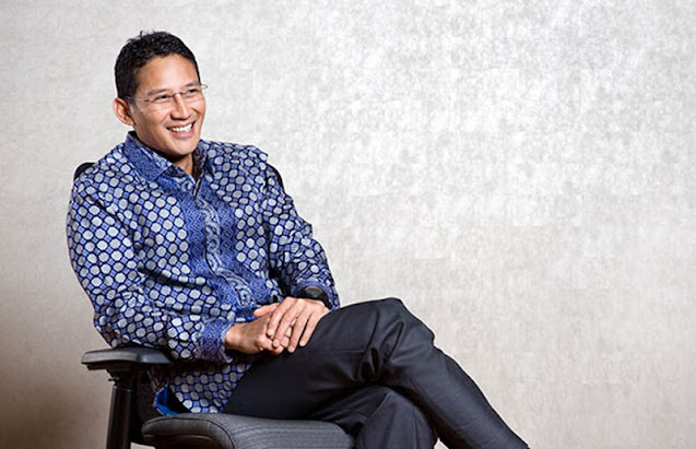 Bigrafi Sandiaga Uno       Bernama lengkap Sandiaga Salahuddin Uno, adalah putra dari Mien R. Uno. Lahir di Rumbai, Pekanbaru, tanggal 28 Juni 1969, berdarah asli Gorontalo. Sosoknya yang murah senyum memang merupakan salah satu tokoh fenomena dalam belantara bisnis di Indonesia,bayangkan saja dalam usianya yang masih sangat muda, yaitu 43 tahun (2012), ia telah dinobatkan sebagai orang terkaya di Indonesia nomor 29 oleh majalah internasional Forbes. Sandi, begitu sering ia dipanggil, mempunyai kekayaan sekitar Rp 8 Triliyun.  Masa Kecil   Kesuksesan Sandiaga Uno saat ini sepertinya memang telah dipersiapkan oleh orangtuanya. Sosok ibunda yaitu ibu Mien Uno adalah ibu yang sangat disiplin pada anaknya, bahkan cenderung keras. Sandiaga dan sang kakak sejak kecil sudah dibiasakan untuk membuat jadwal sehari-hari dan harus mematuhinya.  Misalkan jadwal bangun jam berapa, mandi, ke sekolah, belajar, bermain dan lain-lain. Jika Sandi aga dan sang kakak melanggar jadwal yang sudah dibuat, tak segan-segan ia mendapat hukuman dari ibunda. Tak tanggung-tanggung hukumannya berupa ikat pinggang yang mendarat di pantat. Ketika Sandiaga ditanya, bagaimana seorang Ibunda Mien Uno mendidik Sandiaga Uno. Sandiaga Uno hanya menjawab jika itu diceritakan saat ini maka akan masuk kategori KDRT, begitu jawabnya. Namun hasil