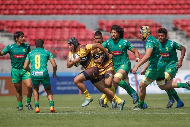 Atletas do Cobras Brasil XV em disputa com os Cafeteros Pro em partida pela Superliga Americana de Rugby