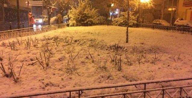 Στα λευκά ξύπνησε η Αττική: Κλειστοί δρόμοι - Χιόνι και στο κέντρο