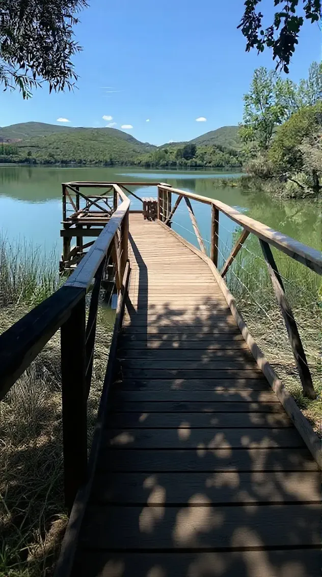 Vista panorámica del Lago de Carucedo en León, un oasis de aguas tranquilas rodeado de vegetación, cerca de Las Médulas.