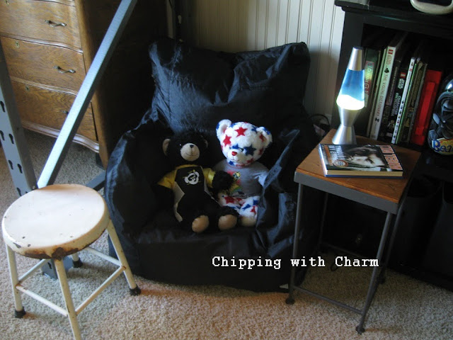 Chipping with Charm:  Pallet Racks to lofted Bed...http://www.chippingwithcharm.blogspot.com/