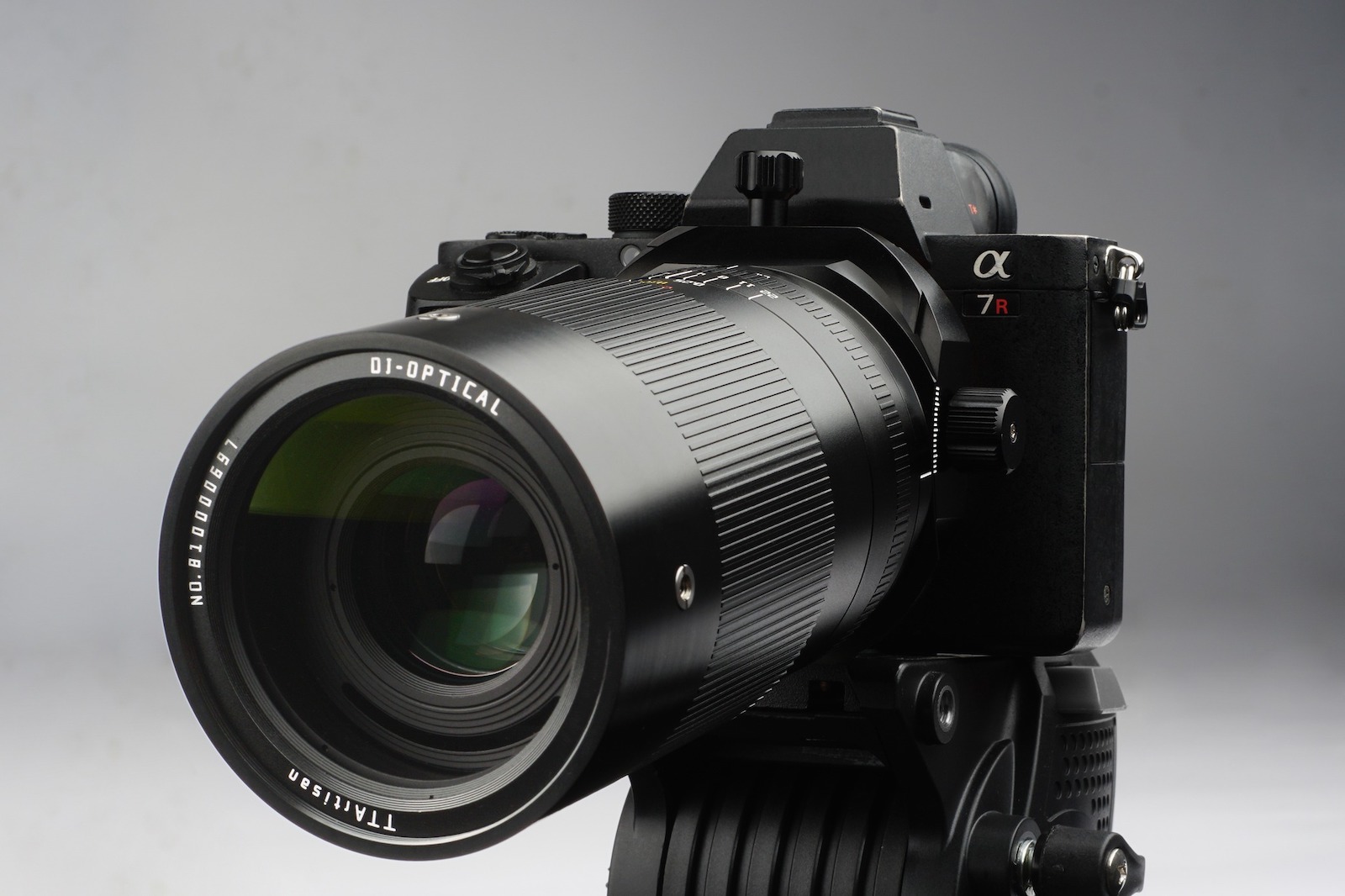 Фотоаппарат Sony с объективом TTArtisan 105mm f/2.8