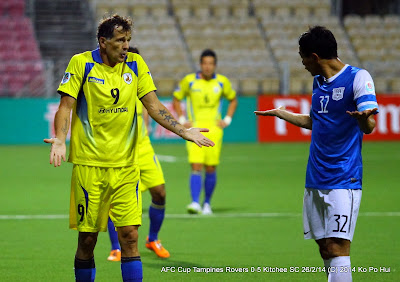 Aleksandar Duric (left) gesturing with a Kitchee player in 2014