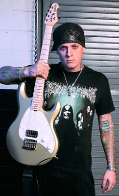 Foto de Benji Madden mostrando su guitarra