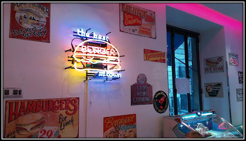 HD Diner happy days diner hamburgers ambiance rétro années 50s, HD diner panneaux néons rose burger