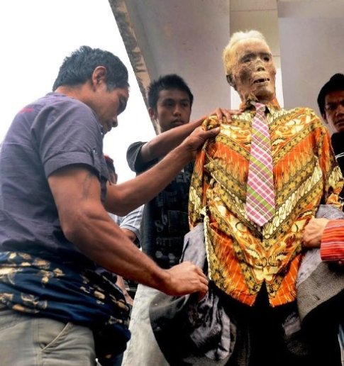 Cadáver de un Hombre preparándolo para la fiesta