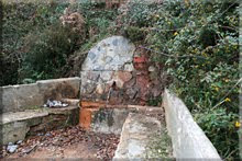 Fuente de agua ferruginosa cerca de la ermita